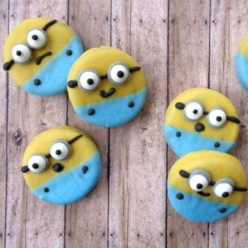 Despicable Me Minions Themed Oreo Cookies.