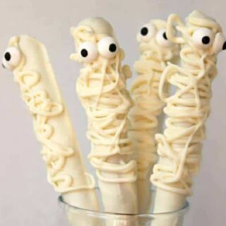 halloween mummy pretzels (2)