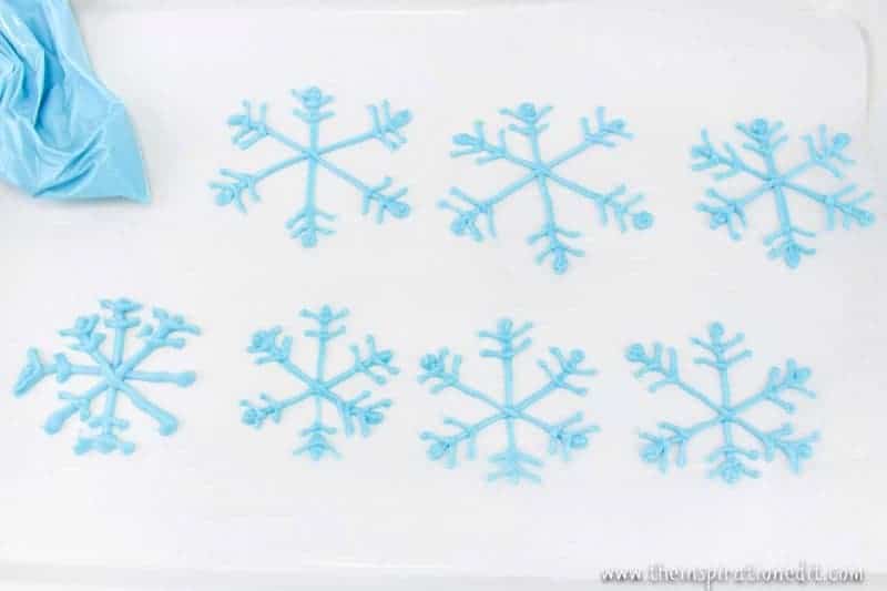 making snowflakes with icing