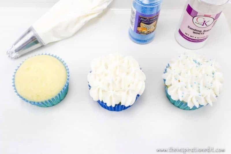 iceing snowflake cupcakes for christmas