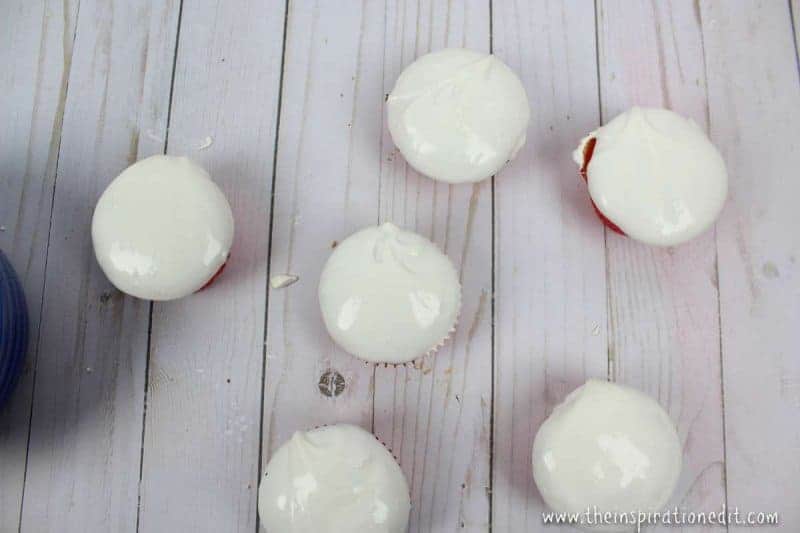 icing your christmas cupcakes