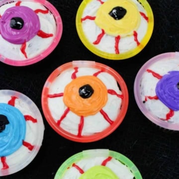 Glowing Eyeball Halloween Cupcakes.
