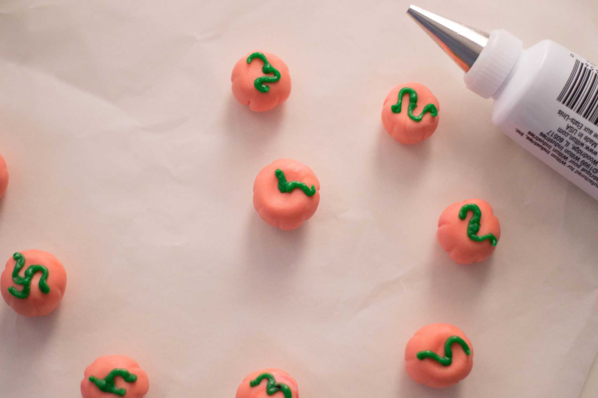 Pumpkin Cupcakes decorating pumpkins