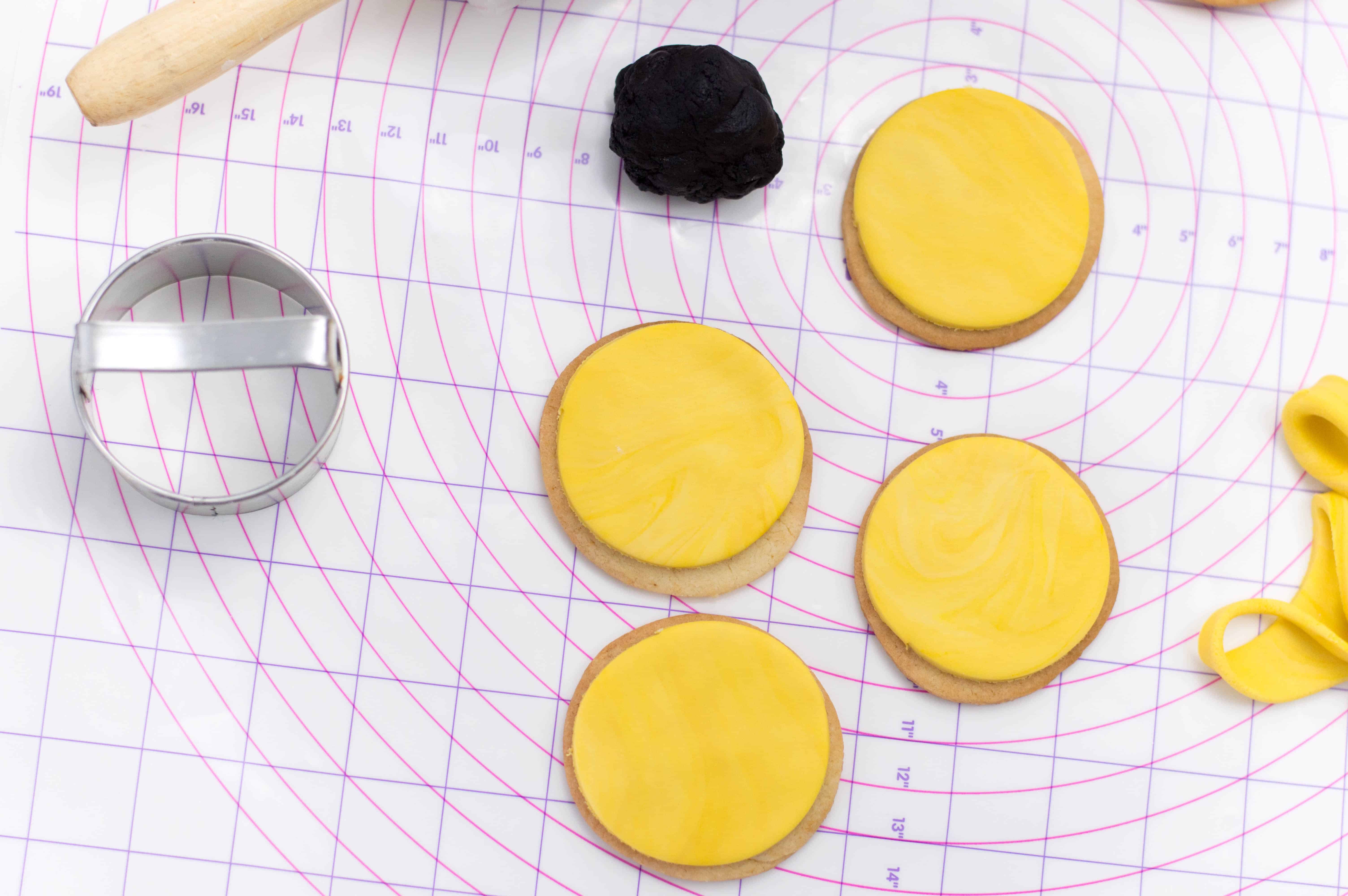 Round shaped fondant on a cookie.