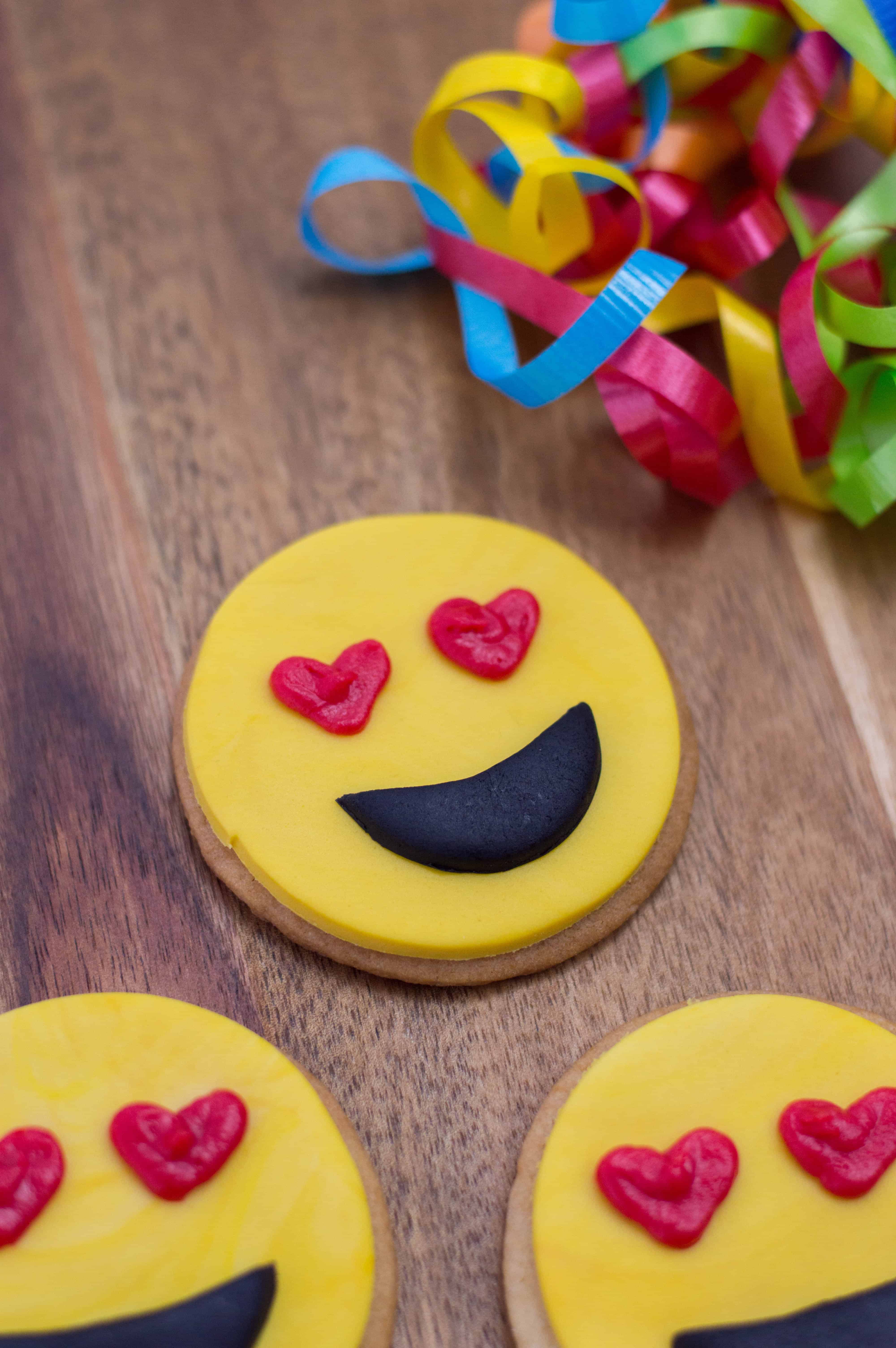 emoji valentines cookie