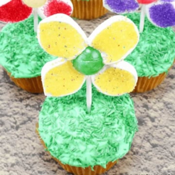 Lollipop Flower Cupcakes.