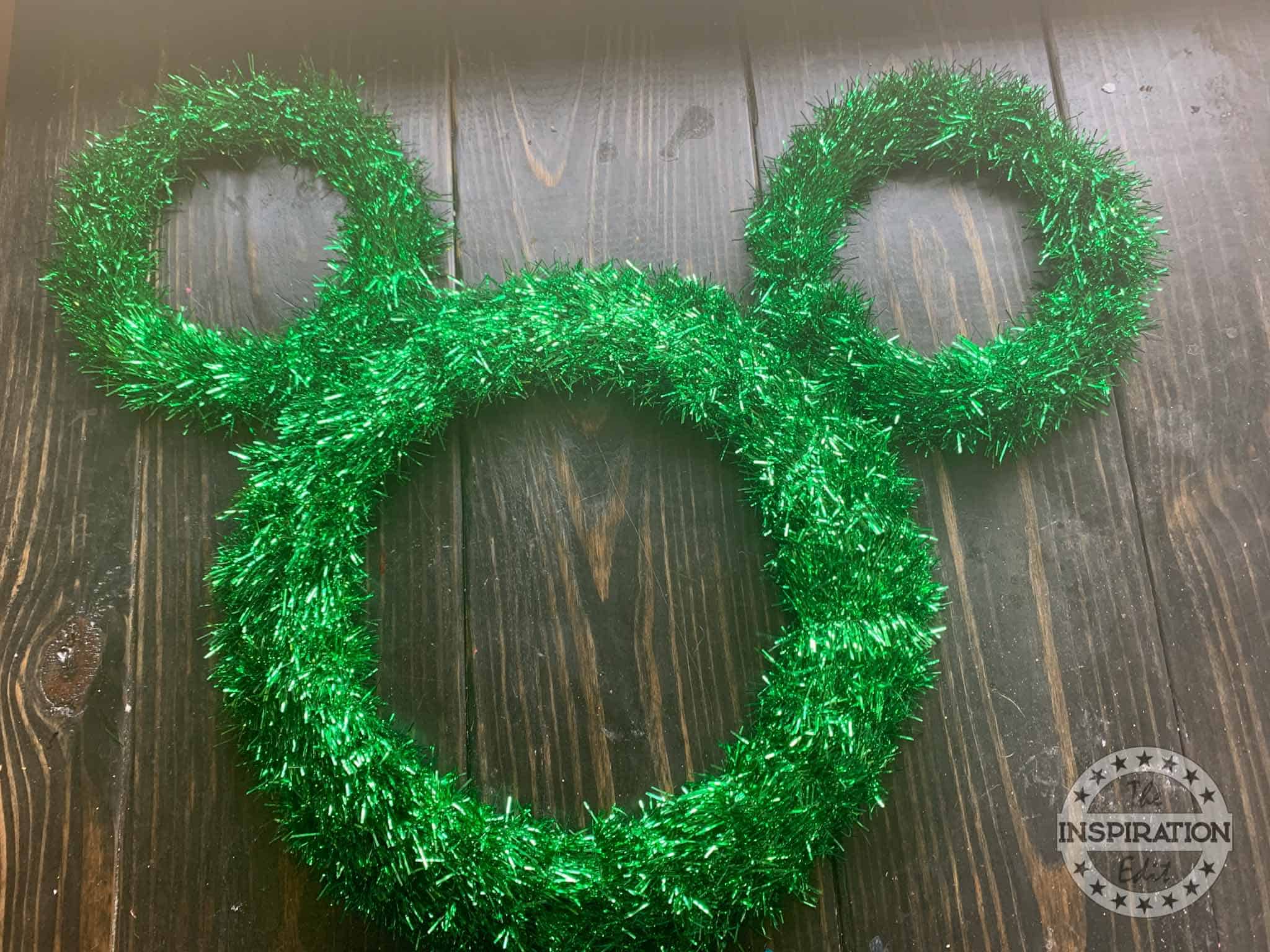 diy minnie mouse wreath disney christmas craft