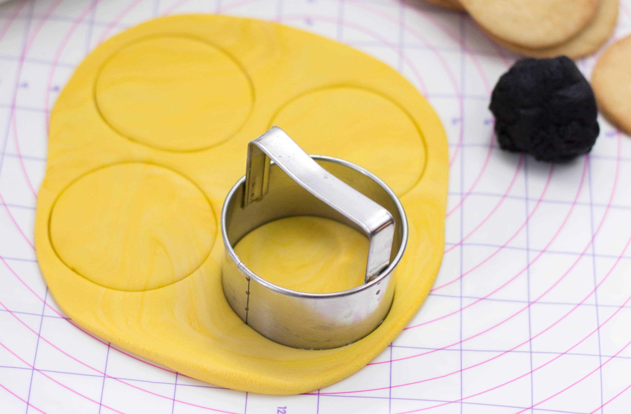 Cutting fondant in circles.