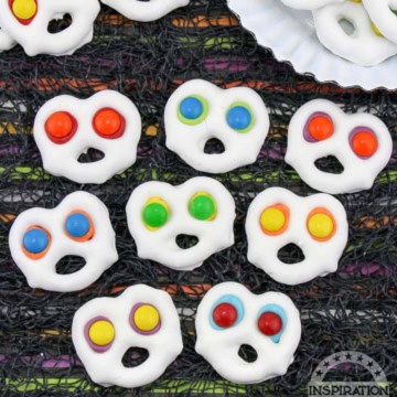 Chocolate Ghost Pretzels: Spooky Halloween Treats.