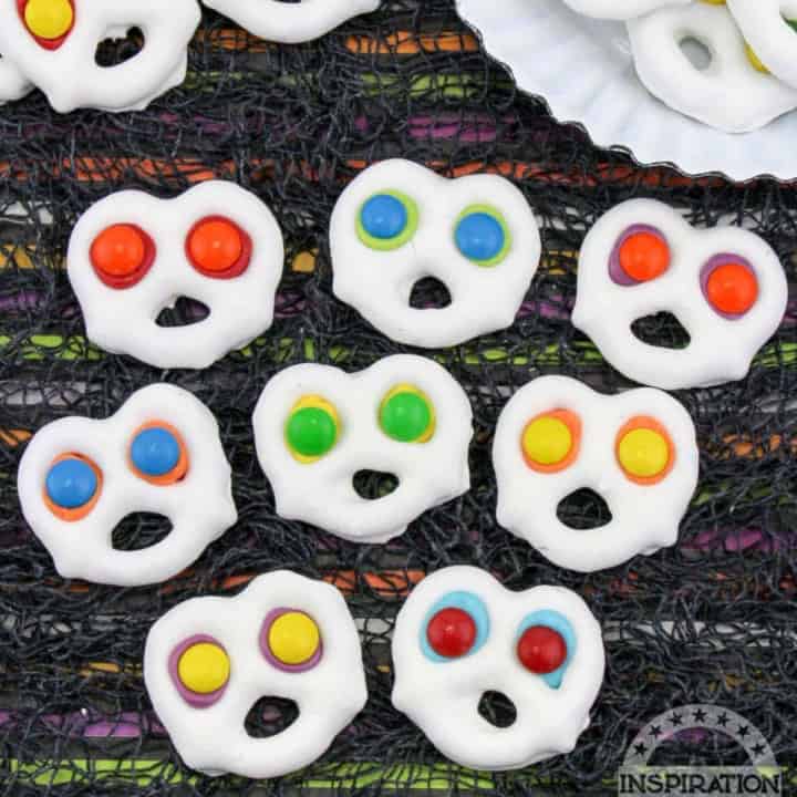 Chocolate Ghost Pretzels: Spooky Halloween Treats.