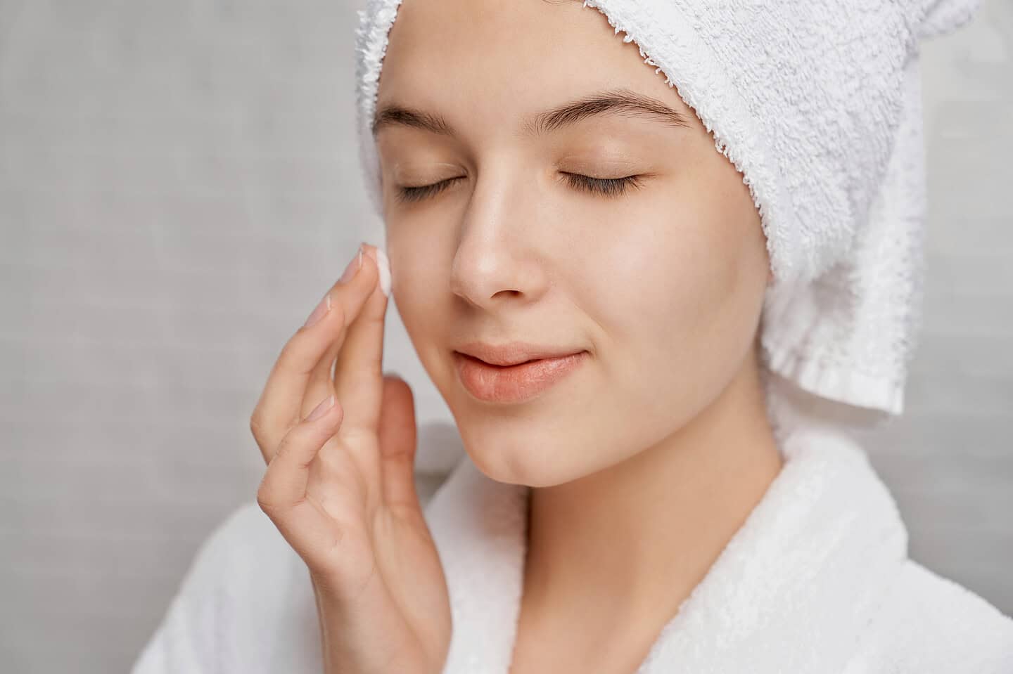 How To Protect Your Skin After Wearing Makeup Every Day.