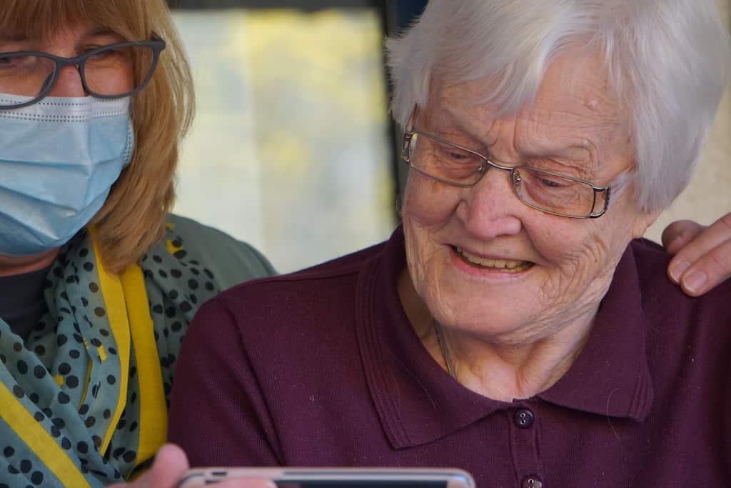 Guide to Choosing Between Home Care