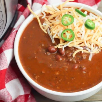 Instant-pot-chili-in-a-serving-bowl.